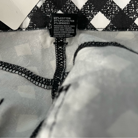 NWT, HUE Gingham Ultra Soft Denim Jean Capri Leggings Raw Hem, Sz L - Picture 13 of 14